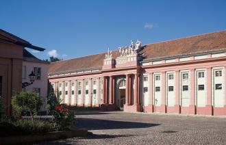 Das Foto zeigt das Haus der Brandenburgisch-Preußischen Geschichte im historschen Gebäude des früheren Kutschstalls.