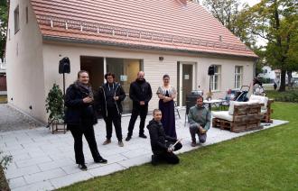 Gregor Jekel, Fachbereich Wohnen, Arbeit und Integration, der Vorstand Interlog e.V. und die Sängerin Kristina Gordadze bei der Eröffnung des Nachbar*innenschafts- und Begegnungshaus „Heidehaus“ in Potsdam Babelsberg.