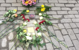 Blumen und Gedenken bei der Stolpersteinverlegung