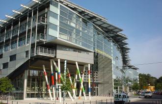 Außenaufnahme der Filmuniversität Babelsberg Konrad Wolf