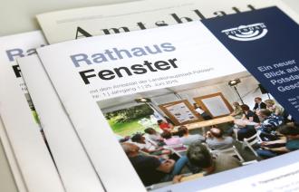 "Rathaus Fenster" mit Amtsblatt
