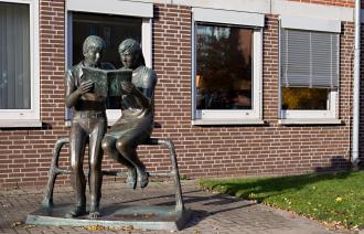 Lesendes Schülerpaar (© Dirk Alexander Schermer)