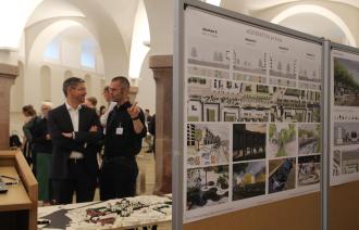 Oberbürgermeister Mike Schubert besichtigt die Ausstellung zur Studentischen Ideenwerkstatt.
