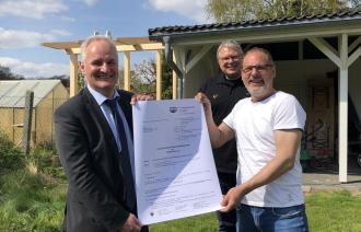 Der Potsdamer Holger Reissing erweitert die Photovoltaikanlage auf seinem Carport und erhält dafür 2.000 Euro aus dem Potsdamer Klimafonds. Bernd Rubelt und Norbert Lange überreichen den Zuwendungsbescheid.