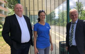 Uwe Loeschmann, Cordula Persch und Bernd Rubelt vor dem neu gestalteten Fahrgastunterstand.