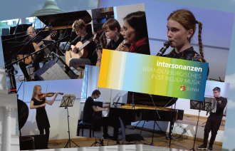 Junge Musizierende sind auf einer Collage mit vier Einzelfotos zu sehen. Ein Gitarrenquartett, eine Oboisten, ein Duo Flügel und Oboe sowie eine Violinistin. Sie spielen Uraufführungen zeitgenössischer Komponistinnen. 