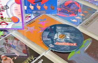 JamMBoxX 20-21 CD Präsentation - einige bunte - von Schüler:innen selbstgestaltete CD-Cover sind zu sehen