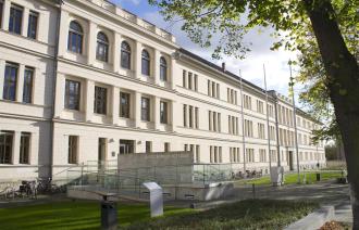 Das Foto zeigt das mehrstöckige Haus an der Jägerallee, in dem das Justizzentrum Potsdam ist.