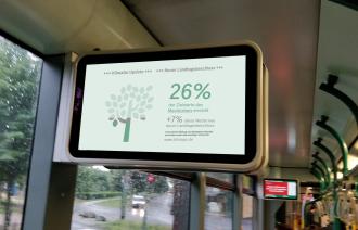 Das Foto zeigt ein Informations-Bildschirm in einem Bus mit Hinweisen zum Masterplan.