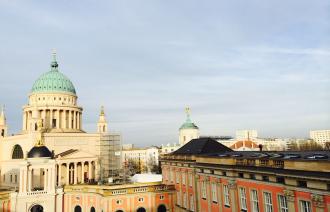 Landtag Brandenburg mit Blick auf die Nikolaikirche auf dem Alten Markt in Potsdam. (© Madleen Köppen)
