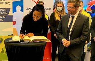 Deborah Levi trägt sich ins Goldene Buch der Landeshauptstadt ein