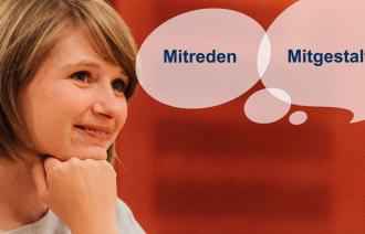 Auf dem Bild ist eine junge Frau zu sehen, die vor sich drei Sprechblasen hat mit den Wörtern: Mitreden, Mitgestalten, Mitdenken.