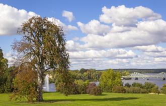 Park Babelsberg mit Blick auf die Glienicker Brücke