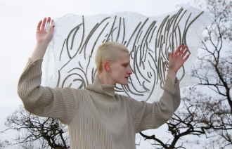 Das Bild zeigt Mariia Mytrofanova, die eines Ihrer Kunstwerke in den Händen hält.