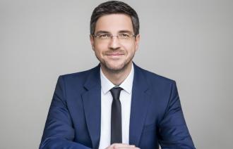 Oberbürgermeister Mike Schubert im Porträt. Er trägt einen blauen Anzug, weißes Hemd und blaue Krawatte. Das Foto ist von Karoline Wolf