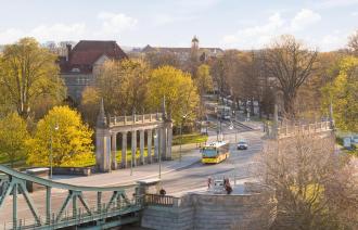 Ein Bus der Verkehrsbetriebe Berlin auf dem Weg über die Glienicker Brücke Richtung Berlin.