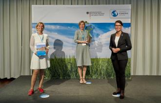 Cordine Lippert, Claudia Rose von der Klimakoordinierungsstelle Potsdam und die Parlamentarische Staatssekretärin Rita Schwarzelühr-Sutter