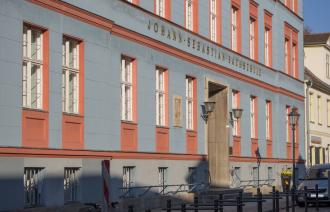 Die Musikschule hat ihren Sitz in der Jägerstraße. Auf der blau-roten Fassade ist der Schriftzug „Johann-Sebastian-Bach-Schule“ zu lesen. Links neben der Tür ist ein Portrait des Komponisten zu sehen.