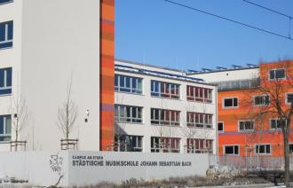 Das Foto zeigt die Zweigstelle der Städtischen Musikschule in organge weiß