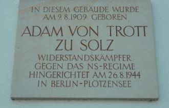 Gedenktafel für Adam von Trott zu Solz in der Henning-von-Tresckow-Straße in Potsdam.