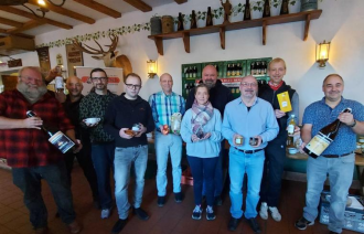 Potdsdamer Unternehmen präsentieren sich auf der Messe Grüne Woche - Gruppenbild mit regionalen Produkten