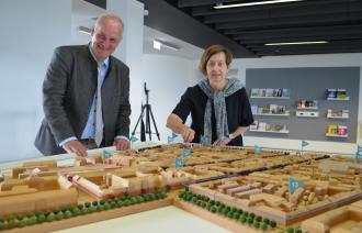 Potsdams Baubeigeordneter Bernd Rubelt und die Geschäftsführerin der Sanierungsträger GmbH, Sigrun Rabbe, bei der Eröffnung der Ausstellung.