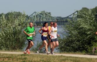 Sport in Potsdam. Läufer vor der Glienicker Brücke