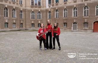 3 jugendliche Mädchen stehen in einem großen Innenhof des Rathaus Potsdam - sie sind die Band "Spiritual Section"