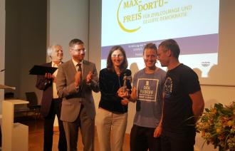 Übergabe Max-Dortu-Preis an Crew-Mitglieder der "Iuventa" am 22. Juli 2019 im Potsdam Museum mit Oberbürgermeister Mike Schubert und Jury-Mitglied Prof. Julius Schoeps.