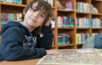 Kind in der Bibliothek,
