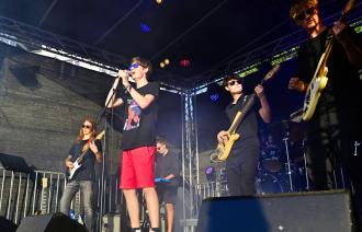 Jugendliche Rockband in Aktion auf einer Open Air Bühne