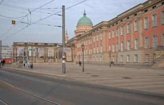 Auf dem Bild ist der Steubenplatz mit Ringerkolonnade und Landtagsbau zu sehen.