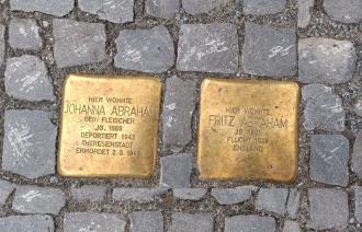 Das Foto zeigt die Stolpersteine für Fritz und Johanna Abraham.