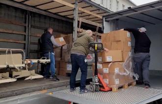 Der LKW wird mit medizinischen Hilfsgütern beladen.