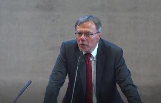 Bürgermeister Burkhard Exner in der 14. öffentlichen Sitzung der Stadtverordnetenversammlung.