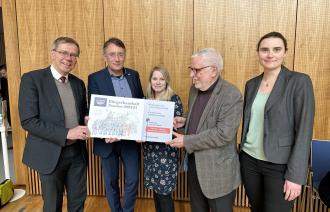 Bürgerhaushalt 2023/24: Übergabe der TOP 20 - Liste (v.l. Bürgermeister Burkhard Exner, der Vorsitzende der Stadtverordnetenversammlung Pete Heuer, Antje Knorr und Helge Schauwecker aus dem Projektteam sowie Christine Ziesmer, Projektleitung Bürgerhaushalt im Rathaus /