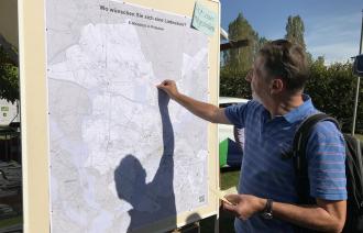 Wo wünschen Sie sich eine Ladesäule für Elektrofahrzeuge? Oberbürgermeister Jann Jakobs nimmt auf dem 8. Umweltfest im Volkspark an der Bürgerbeteiligung der Landeshauptstadt Potsdam zur Elektromobilität teil.