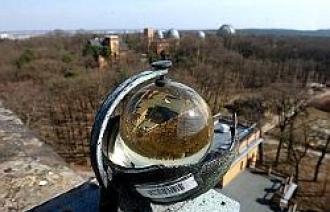 Die Gelbe Kugel - Sonnenscheindauer-Messgerät auf dem Dach des Meteorologischen Observatoriums auf dem Telegrafenberg.