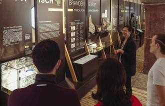 Führung in der Brandenburg.Ausstellung, Foto: BKG / N. Redlich, Lizenz: BKG / N. Redlich
