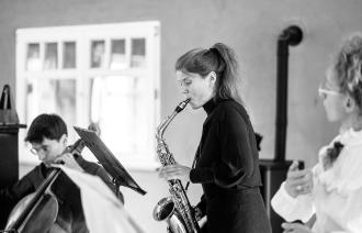 Saxophonistin, Foto: Eric Gross, Lizenz: Klingendes Gut GbR