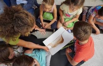 Zeichnung und Kinder, Foto: Jana Kühn, Lizenz: Klingendes Gut GbR