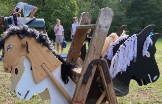Steckenpferde im Vordergrund, im Hintergrund spielende Kinder, Foto: Förderverein Jagdschloss Stern-Parforceheide e.V., Lizenz: Förderverein Jagdschloss Stern-Parforceheide e.V.