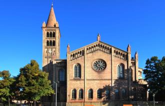 Peter und Paul_Südfassade der Kirche St. Peter und Paul mit Fensterrose und Rundbogenfenster  , Foto:  Andreas Statt, Lizenz:  Andreas Statt