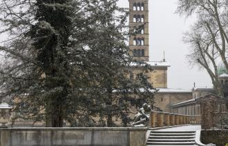 Verschneite Parktreppen mit Bäumen; im Hintergrund ein historischer Kirchturm und Gebäudefassaden., Foto: André Stiebitz, Lizenz: PMSG