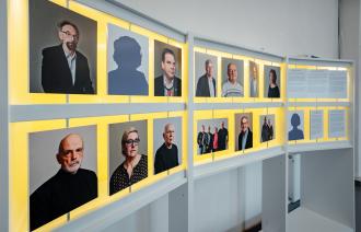 Die Zeitzeugen im Mittelpunkt_20 Menschen und ihre Biografien, aus der Ausstellung “Leben nach der Haft. Ehemalige politische Gefangene der DDR berichten”, Foto Menschenrechtszentrum Cottbus e.V., Foto: Foto Menschenrechtszentrum Cottbus e.V., Lizenz: Foto Menschenrechtszentrum Cottbus e.V.