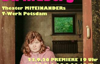 Zu sehen ist das Plakat der Theaterinszenierung "Traumpartie nach Strindberg". Darauf ist eine junge Frau, die in einem unrenovierten Haus durch eine Durchreiche in ein Nebenzimmer schaut., Foto: Johanna Lucht, Lizenz: Theater MITEINANDERs