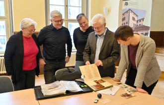 Objektübergabe der Zeitzeugenfamilie Kurth für die Sonderausstellung "Leben nach der Haft. Ehemalige politische Gefangene der DDR berichten", Foto: Foto Michael Lüder, Lizenz: © Stiftung Gedenkstätte Lindenstraße