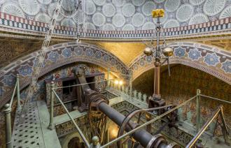 Maschinenraum des Dampfmaschinenhauses (Moschee) mit kunstvoll verziertem Gewölbe und Metallgestänge. Dampfmaschine in der Mitte. Reiche Muster und Ornamente bedecken Wände und Decke., Foto: P.-M. Bauers, Lizenz: SPSG