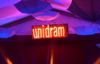 UNIDRAM - Logo vor Schirmen, Foto: Göran Gnaudschun, Lizenz: T-Werk e. V. / Göran Gnaudschun