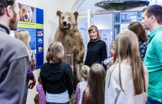 Museumsgäste vor Braunbär Tapsi, Foto: D. Marschalsky, Lizenz: Naturkundemuseum Potsdam